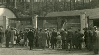 zoo Pohled na Zwinger (postaven 1909) obklopený návštěvníky